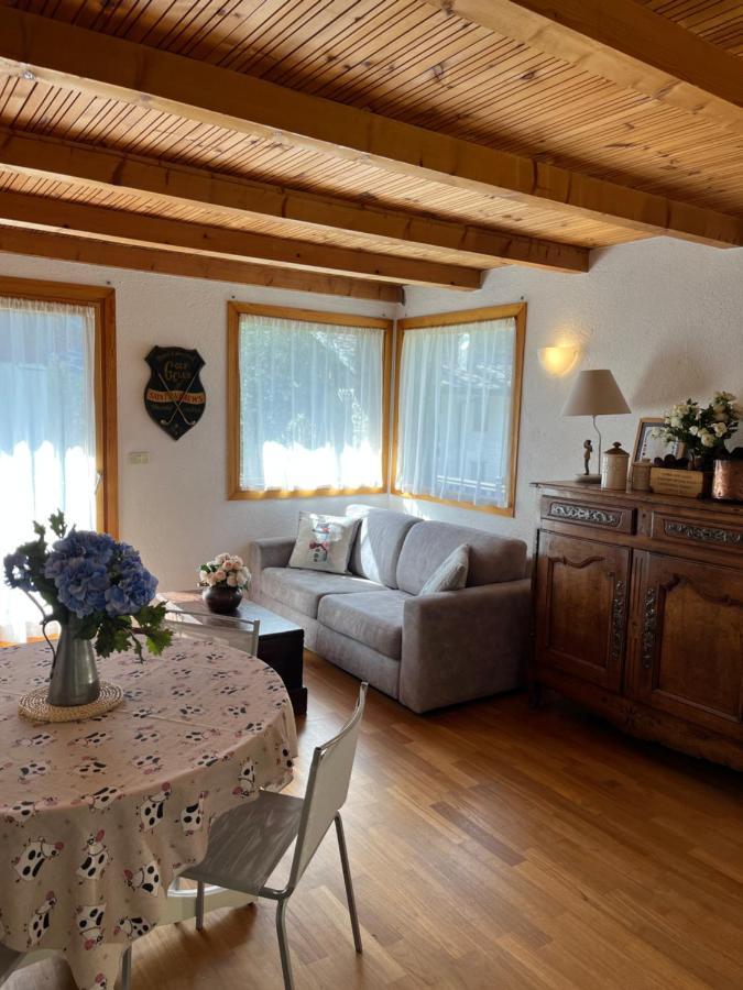 Chalet Blanc "Le Flocon" クールマイユール エクステリア 写真